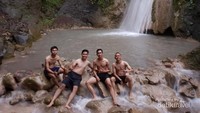 Foto bersama berlatar belakang air terjun