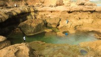 Kolam air jernih berwarna kehijauan