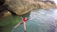Boleh berenang namun tetap berhati hati dengan ombak besar