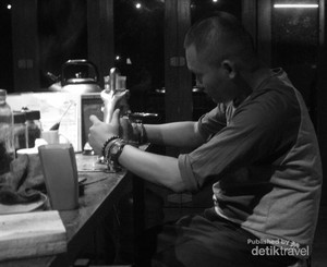 Kehangatan Kedai Klinik Kopi di Tengah Hutan Jati Dieng