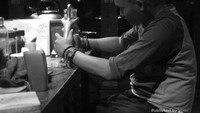 Pepeng, pemilik Klinik Kopi sedang meracik kopi