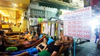 Gelar Thai Massage di sepanjang jalan.