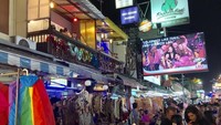 Semakin malam Khao San Road semakin hidup.