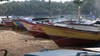 Kapal nelayan yang sedang parkir di pinggir pantai (Eko Reza RJ/dTraveler)
