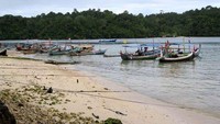 Kapal nelayan di Pantai Sendang Biru (Goppy G. Gustaman)