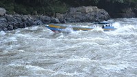 Perahu Long Boat menerjang riam Sungai Mahakam