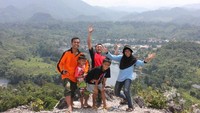 Pemandangan dari atas Bukit Puncak Penihing