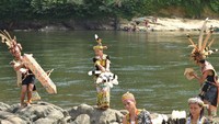 Pelajar Dayak dari SMAN 6 Sendawar yang menari di Sungai Mahakam