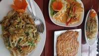Street Thai Food (omlete thai, pad thai, seafood thai curry)