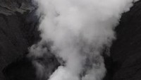 Asap kawah bromo yang masih aktif