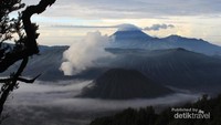 Gunung Bromo dan Gunung Batok setelah matahari mulai terbit