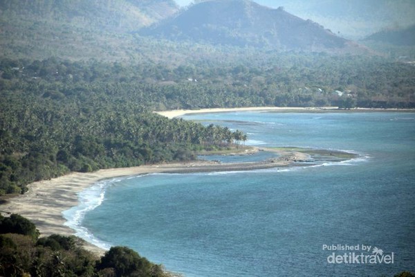 Keindahan di Balik Rusaknya Jalanan Lembata