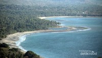 salah satu pemandangan pantai di Pulau Lembata