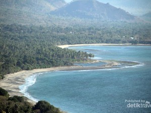 Keindahan di Balik Rusaknya Jalanan Lembata