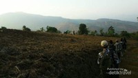 Melewati Perkebunan Warga Sekitar