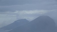 Sindoro dan Sumbing di balik kabut gunung prau