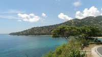 Pantai Pandanan dari kejauhan.