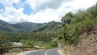 Ruas jalan mulus yang melewati Pantai Pandanan.
