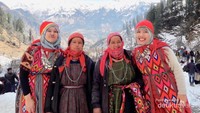Para wanita mencoba baju khas warga lokal, warna merah dengan ornamen yang indah ditambah pernak pernik semakin membuat mereka terlihat cantik bukan?