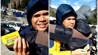 Selesainya bermain salju. Ridho (memegang tolak angin) beserta saya dan kawan kawan langsung minum Tolak Angin untuk mengusir masuk angin. Tolak angin ini wajb banget dibawa kapan pun dan kemana pun loh!