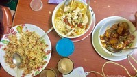 The masterpiece! Kuliner di Raj Food Corner ini wajib dicoba ketika datang ke Manali. Ada mutton fried rice, chicken thukpa dan honey chilli potato