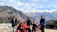 Pemandangan indah di kelilingi gunung Himalaya yang membuat kami kagum