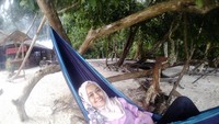 Menikmati Keindahan Pantai di Raja Ampat di atas Hammock