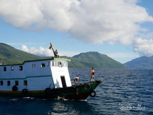 Keindahan Pulau Adonara dan Keramahan Penduduknya