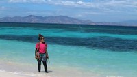 Hemm, cantik banget dong gradasi air laut pulau Kanawa, kontras dengan saya yang gonjreng!