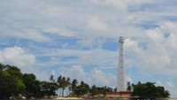 Pemandangan pulau lengkuas dari laut