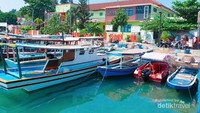 Perahu-perahu warga yang disandarkan di sepanjang tepi dermaga di Pulau Pramuka.