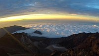 Lautan awan Puncak Anjani disinari cahaya matahari terbit
