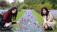 Berpose bersama bunga tulip