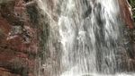 Keindahan Tersembunyi Air Terjun Batu Merah