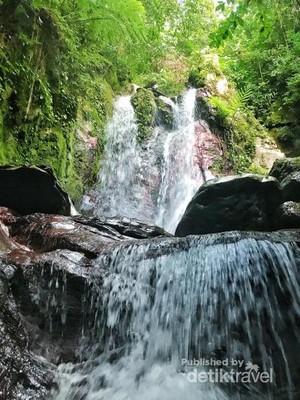 Keindahan Tersembunyi Air Terjun Batu Merah