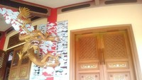 Pintu dan jendela di hiaskan patung naga