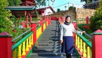 Anak tangga pertama yang menghubungkan pintu masuk dengan vihara Dewi Kwan Im.