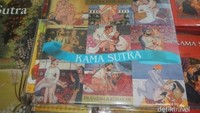 Beberapa buku Kamasutra yang dipajang di etalase toko