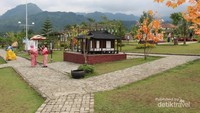 Pemandangan di sekitar taman miniatur yang indah.