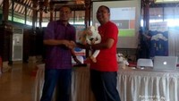 Pemberian suvenir dari TMII kepada pihak detikTravel