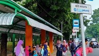 Penumpang bisa naik dan turun di halte yang telah disediakan
