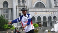 Salah satu pemenang Gowes Keliling Malaysia berfoto di kantor pemerintahan yang bernuansa Islami