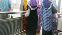 Mereka pekerja kantoran yang lagi menunggu BAS untuk pelang kerumah masing-masing