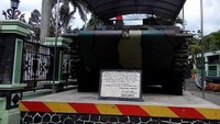 Penumpang bus macyto suka berfoto di museum brawijaya