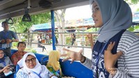 Pemandu wisata di dalam bus