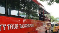 Bus berwarna merah