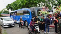 Bus berwarna biru dengan layout seat belakang menghadap ke depan