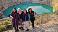 Full team member menggunakam kain tenun Flores