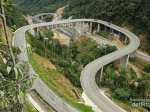 Kelok 9, Jalan Raya Favorit untuk Berfoto Ria di SumBar