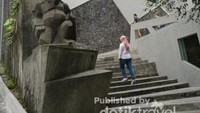 Gerbang museum terdapat patung Dwarapala